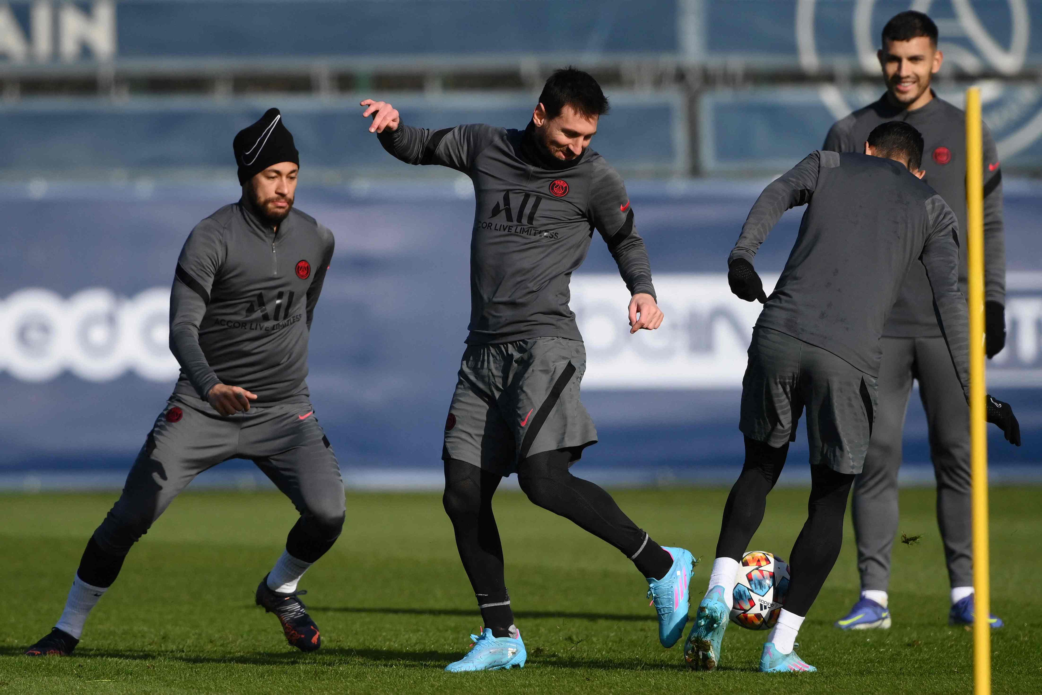 包含布鲁克林篮网状态回暖备战欧冠转会期芝加哥公牛备战荷甲，芝加哥公牛围绕欧冠扳平良机看傻球迷的词条